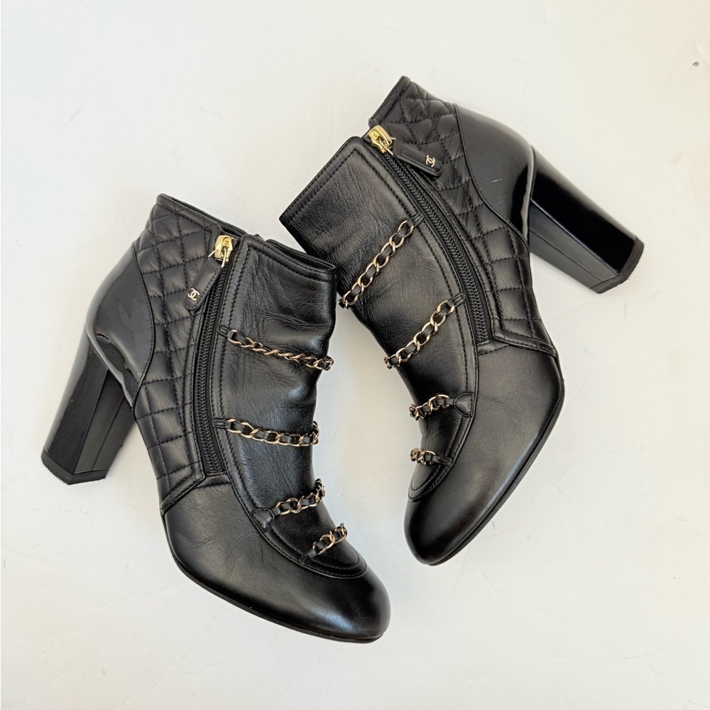 CHANEL 2017 Black Lambskin Patent Calfskin Leather Chain CC Ankle Boots EU 39 - Picture 4 of 10